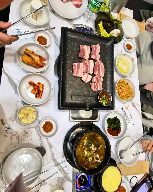 푸짐하게 차려진 상차림