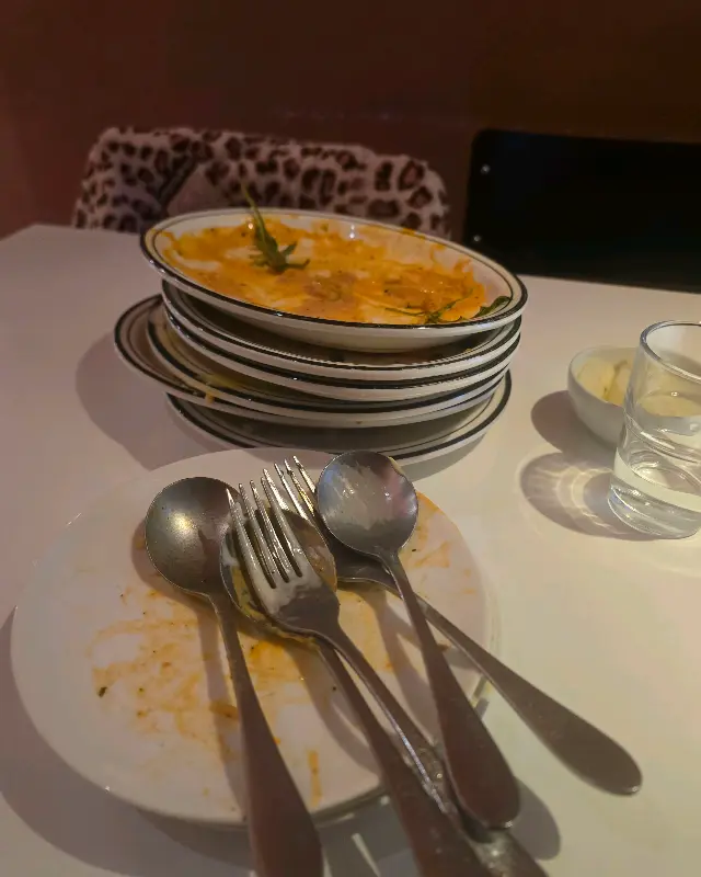 식사를 마친 테이블 풍경