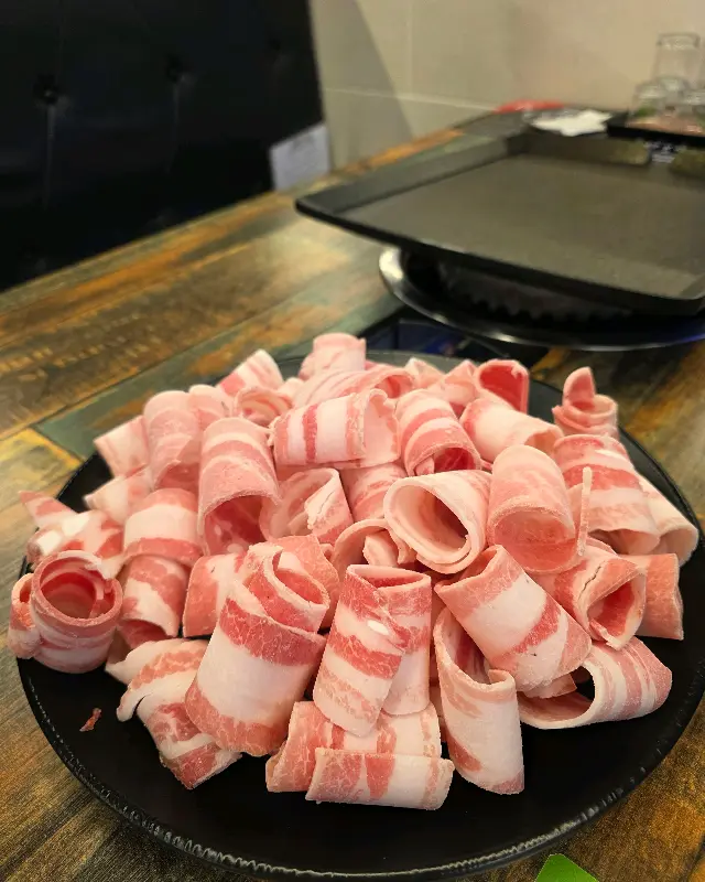 푸짐한 대패삼겹살 한 접시