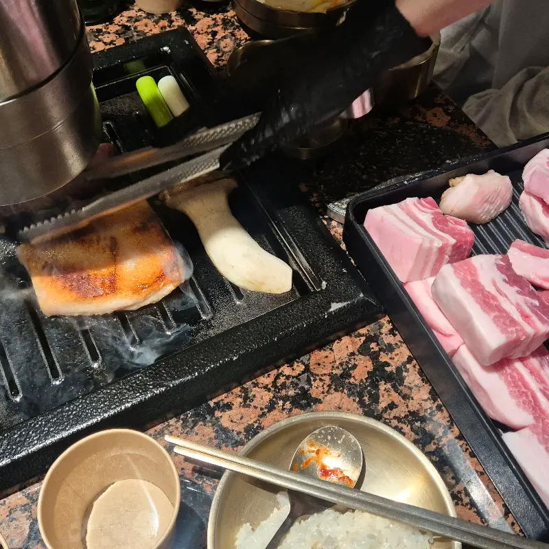 고기를 구워주는 친절한 서비스