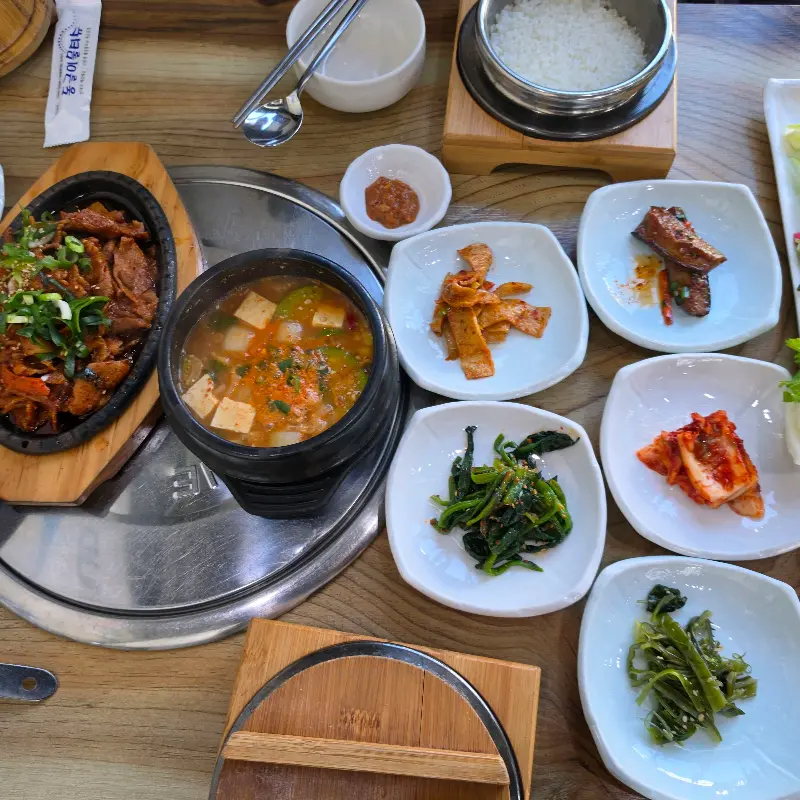 푸짐한 쌈밥 정식 한상차림