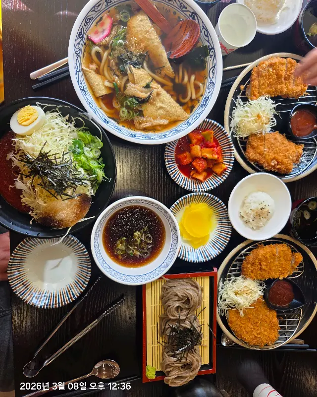 다양한 메뉴를 한 상 가득