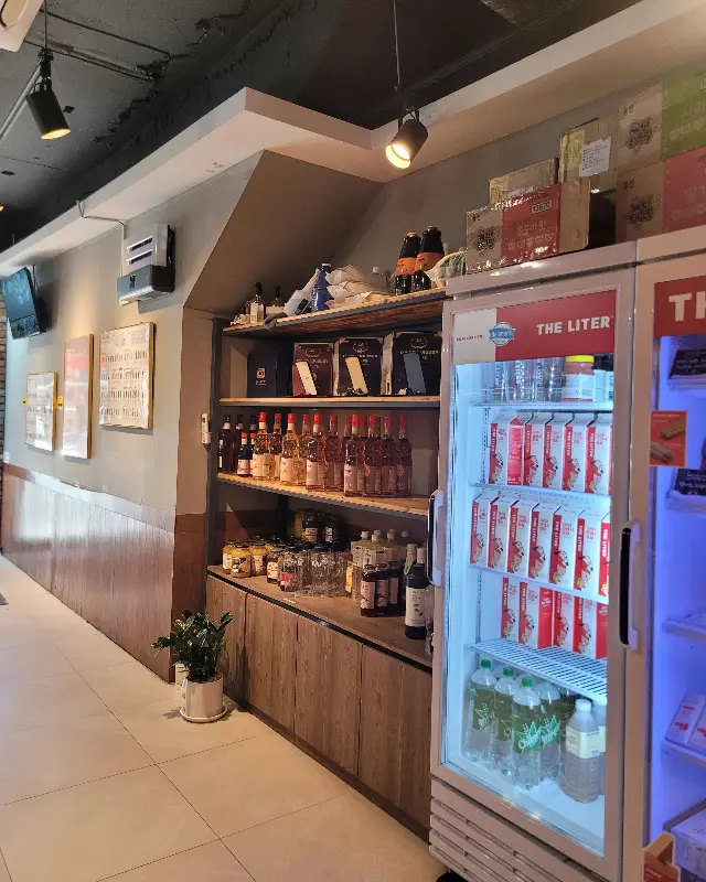 다양한 종류의 병들이 진열된 선반