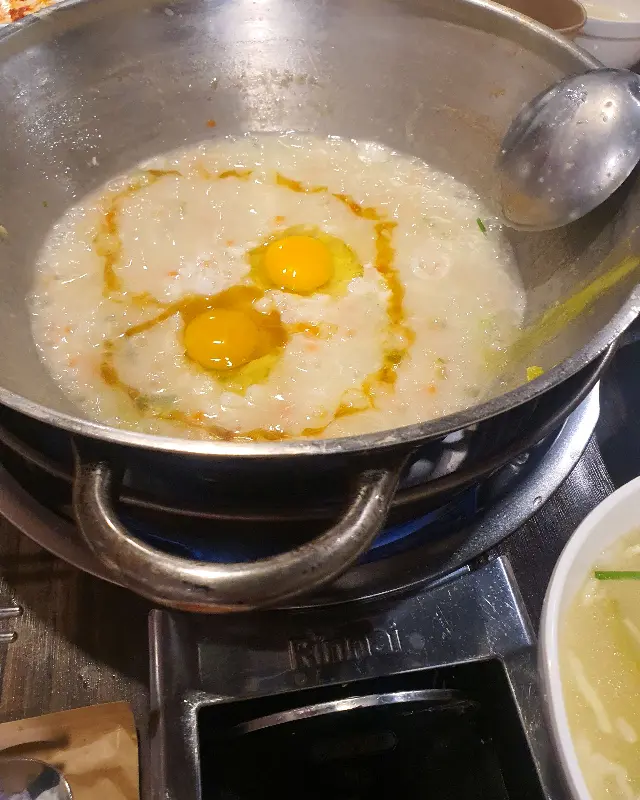 닭죽에 계란을 풀어 넣은 모습