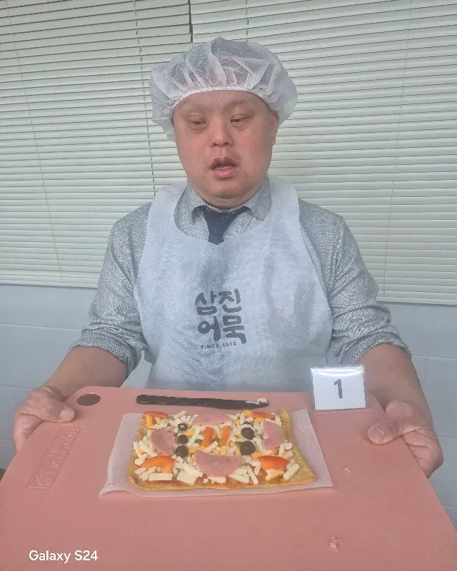 어묵 체험관에서 어묵 피자를 만드는 모습