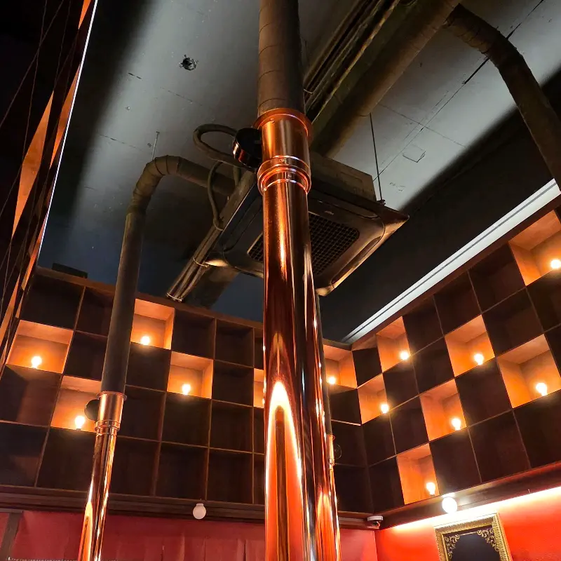 세련된 인테리어와 테이블 간 간격이 넓어 편안한 식사를 즐길 수 있는 우돈탄 다산본점의 내부 모습