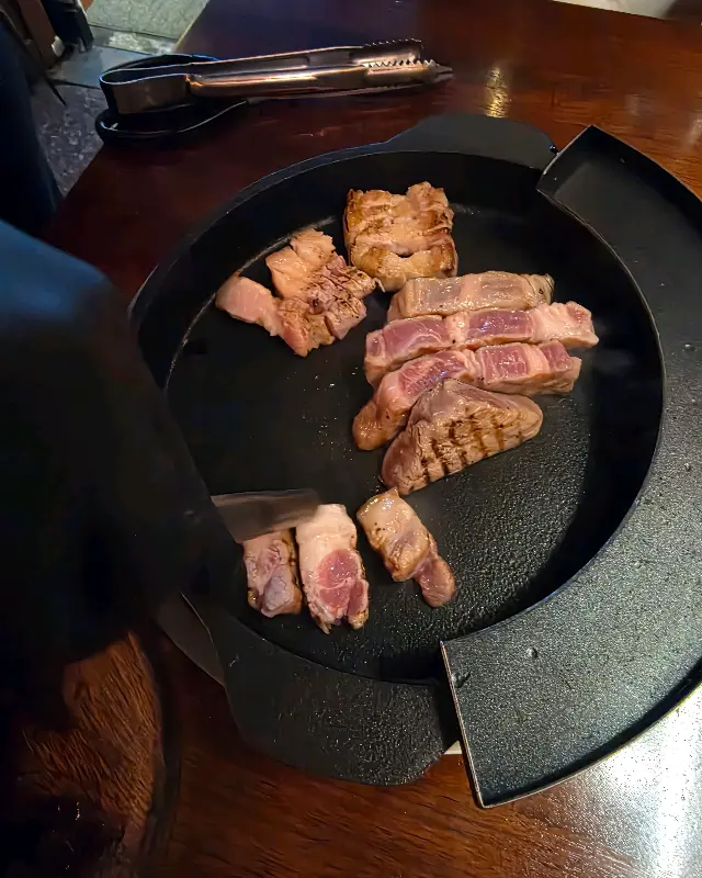 노릇노릇 구워지는 삼겹살