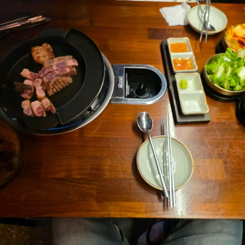 고기와 함께 곁들여 먹기 좋은 다양한 밑반찬들