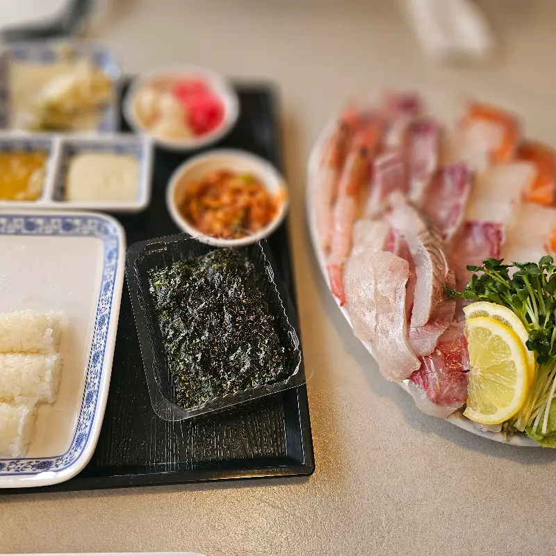 푸짐하게 차려진 숙성회 한 상