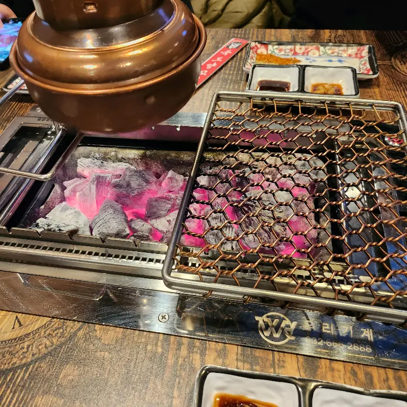 테이블 위의 숯불 화로