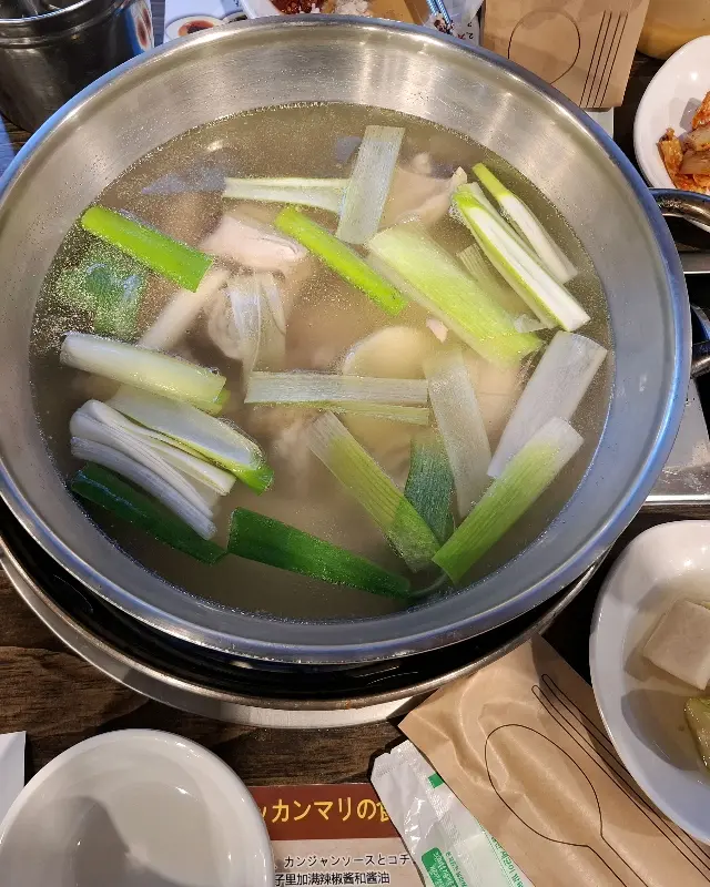 닭한마리 냄비와 김치, 깍두기, 샐러드 등 반찬