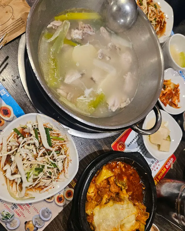 닭한마리와 곁들여 먹는 양배추 샐러드와 비법 소스