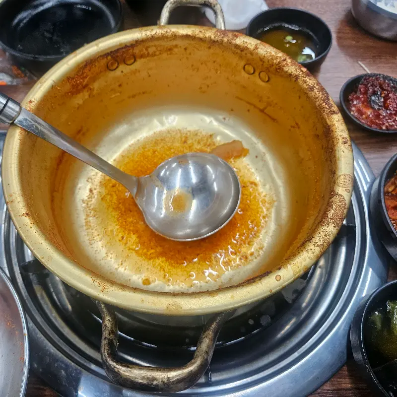 깔끔하게 비워진 동태탕 냄비