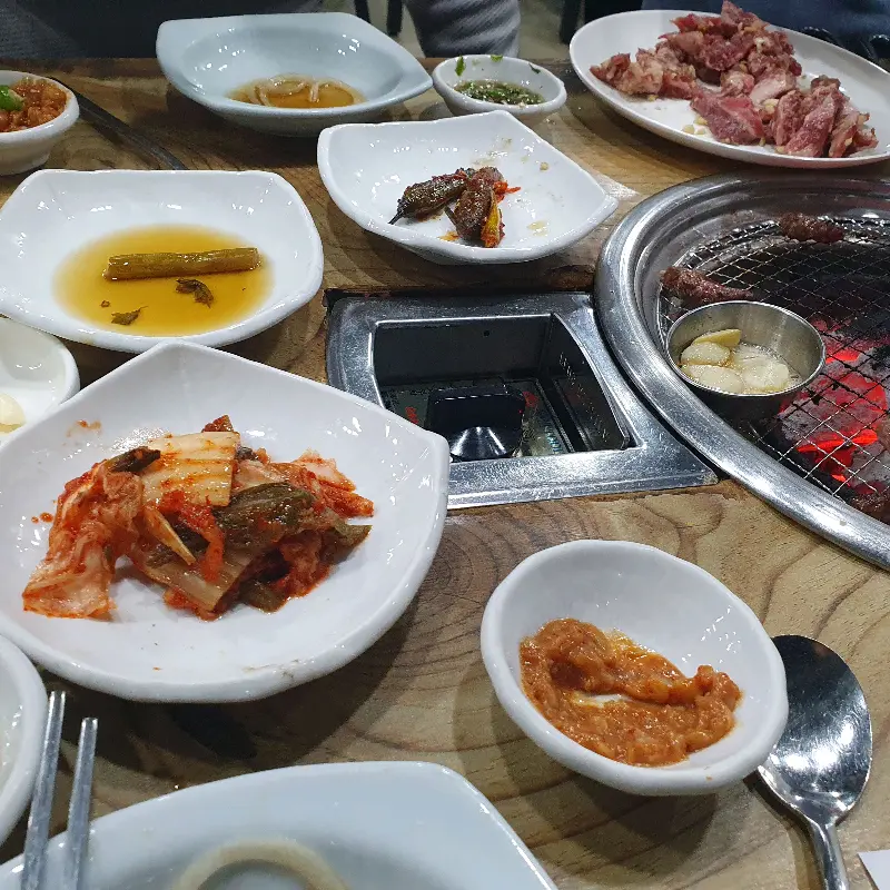 고기와 함께 차려진 다양한 반찬