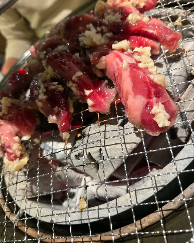 숯불 위에서 익어가는 마늘 갈비살