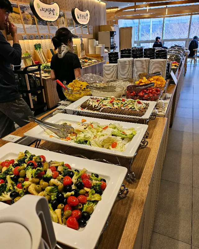 다채로운 샐러드바의 모습