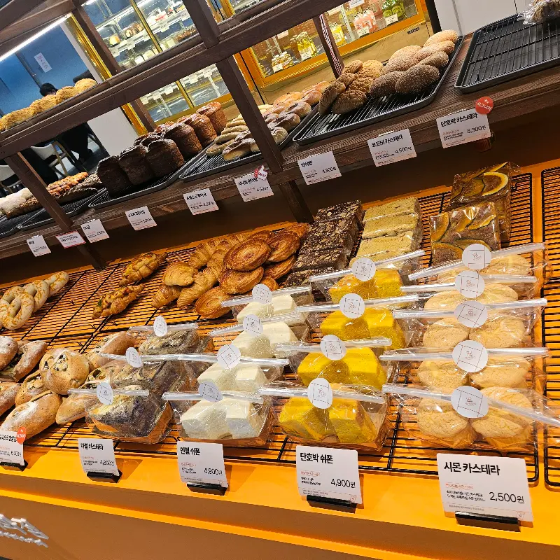 다양한 빵들이 진열된 모습