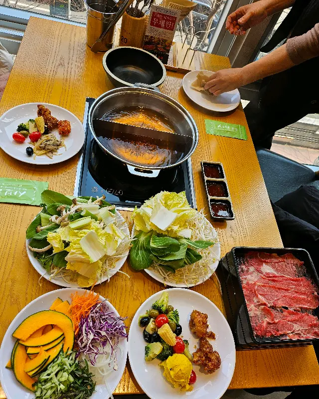 테이블 위에 가득 차려진 음식들