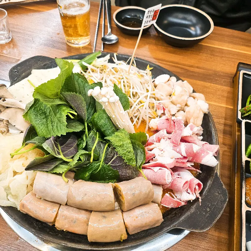 순대와 고기, 야채가 푸짐하게 들어간 전골