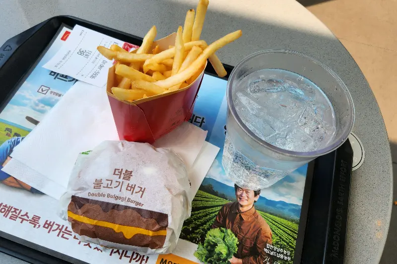 더블 불고기 버거와 감자튀김, 시원한 물의 조화