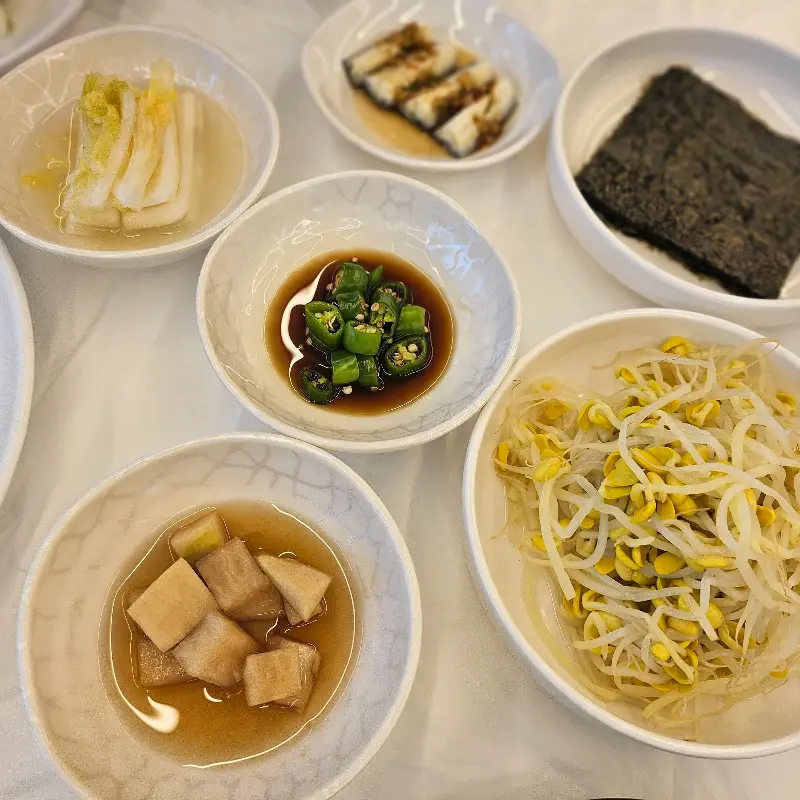 정갈하게 차려진 밑반찬