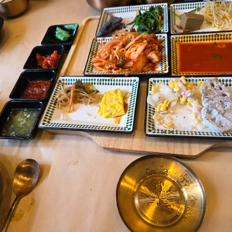 다채로운 밑반찬이 정갈하게 담겨 있는 모습