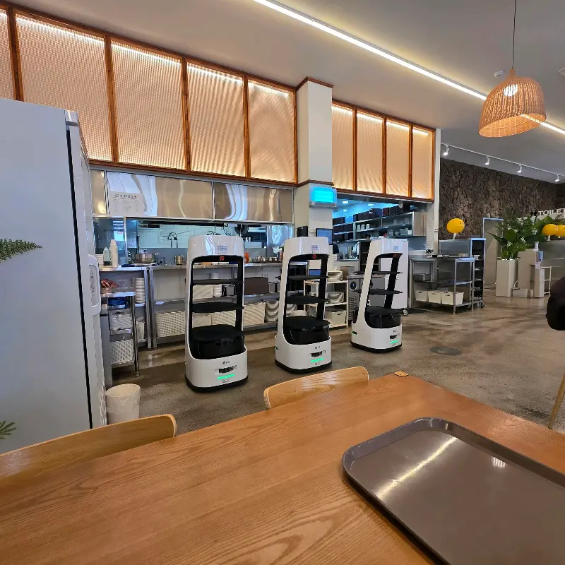 테이블 사이를 누비는 서빙 로봇