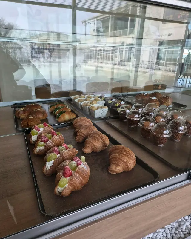 다양한 빵들이 진열된 쇼케이스