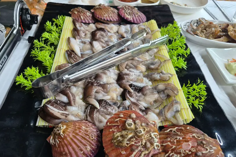 신선한 새조개와 채소