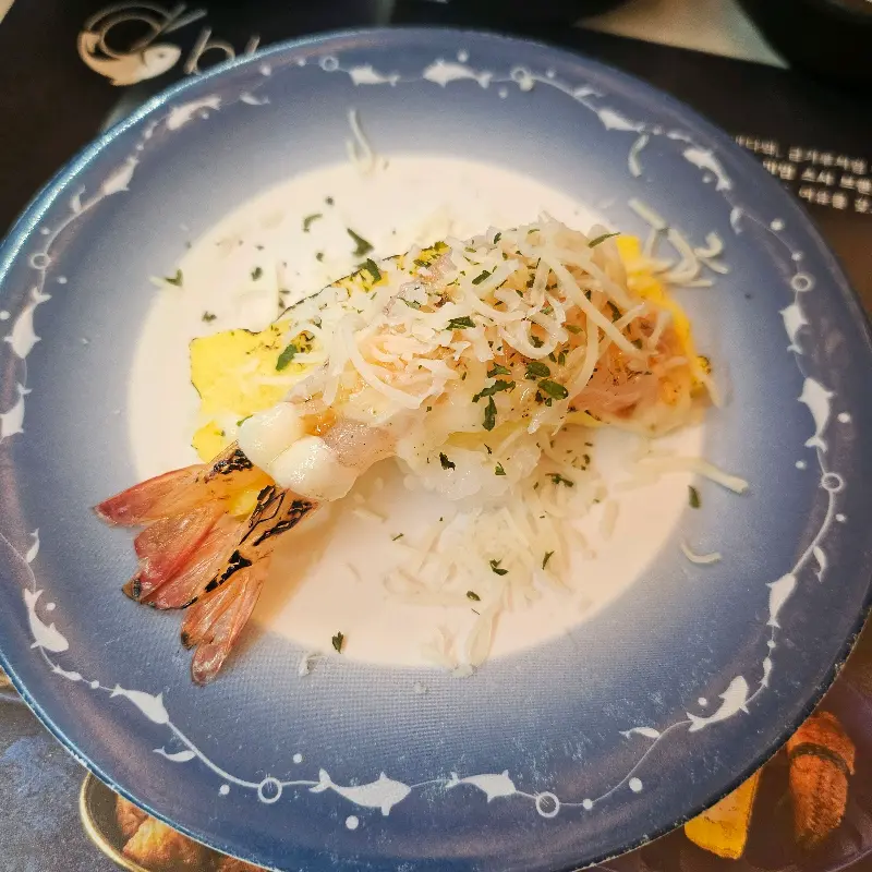 다양한 토핑이 올라간 퓨전 초밥