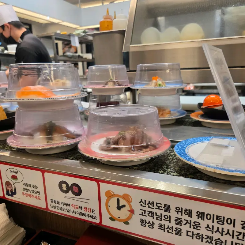 회전 레일 위의 다양한 초밥들