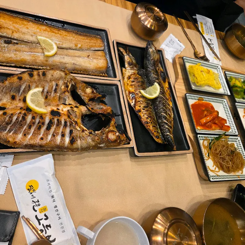 노릇노릇하게 구워진 모듬 생선구이