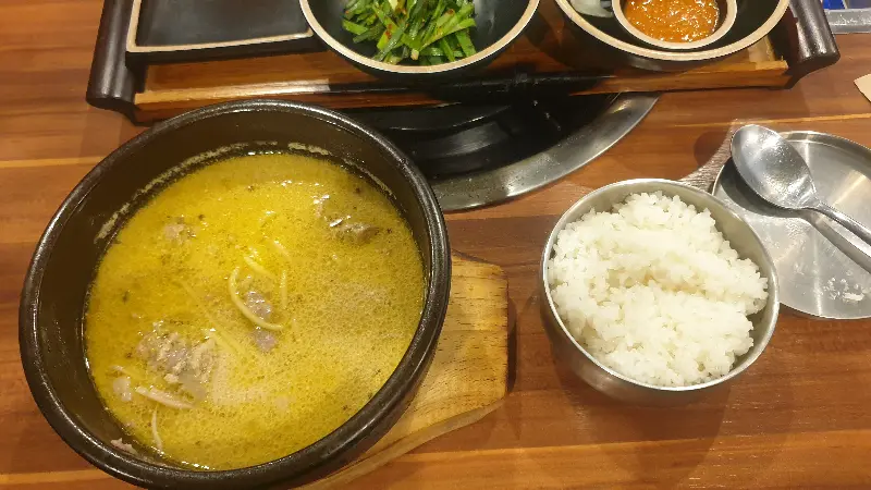 진하고 깊은 국물 맛이 일품인 국밥
