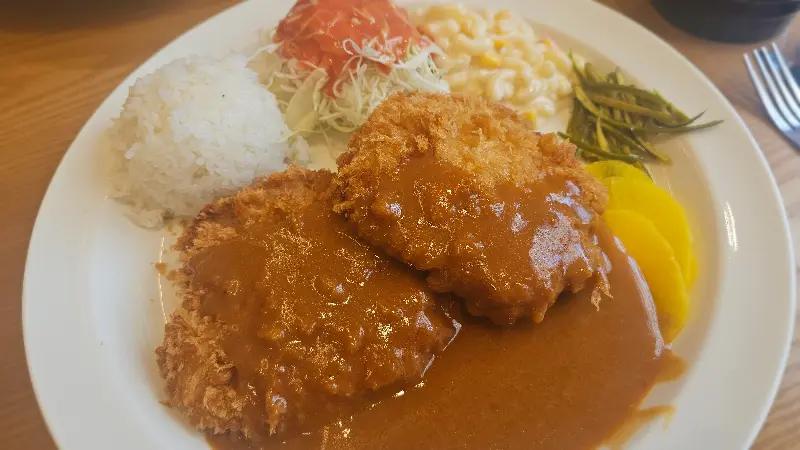 푸짐한 돈까스 한 상 차림