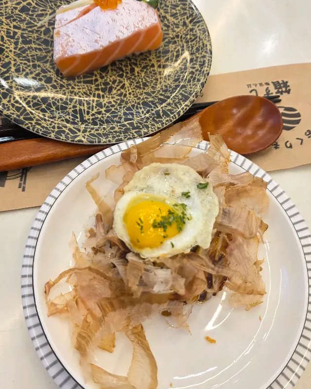 계란 초밥과 연어 초밥