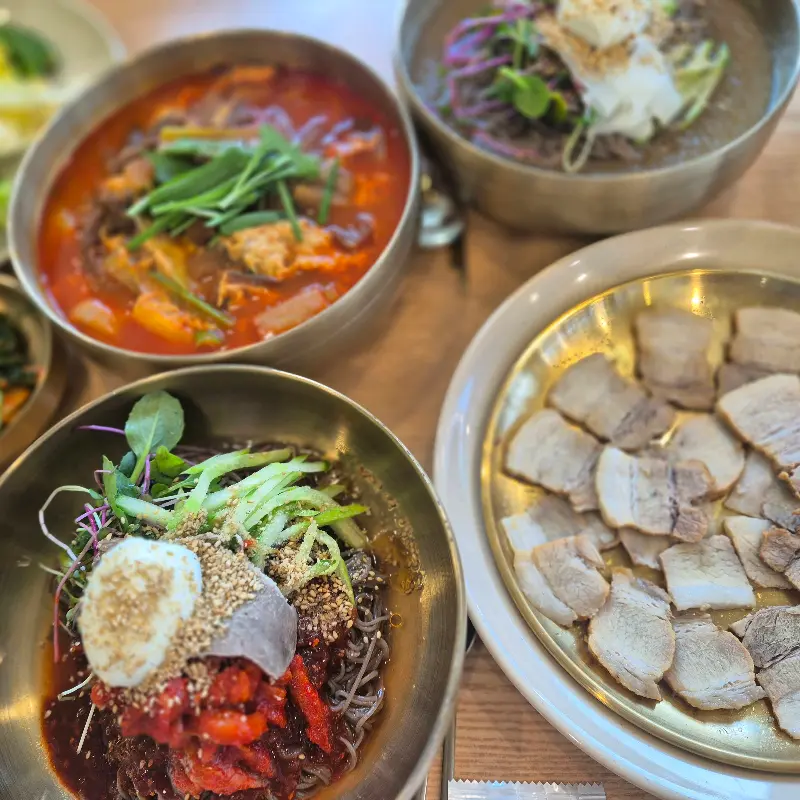 다양한 메뉴 한 상 차림