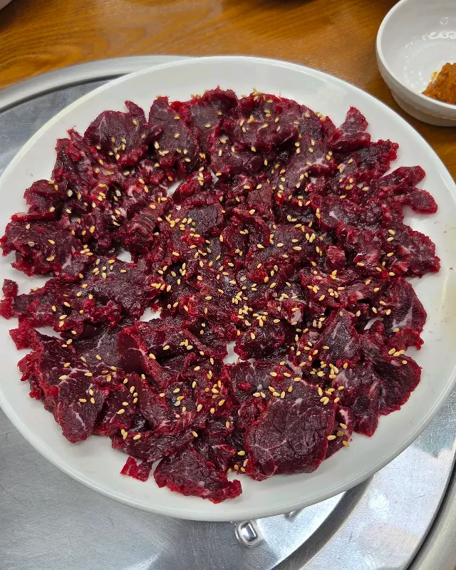 윤기가 흐르는 생고기