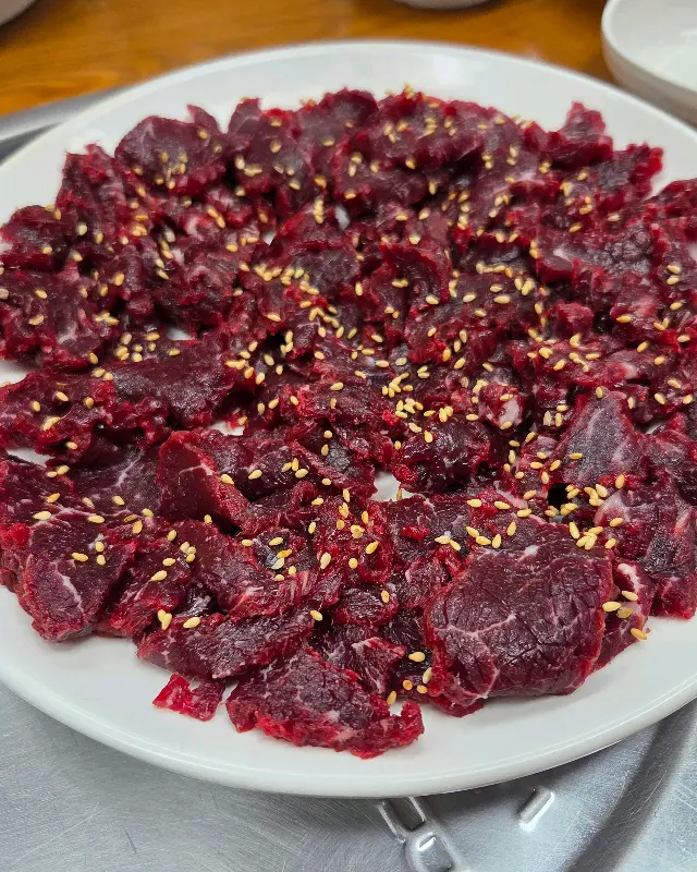 참깨가 솔솔 뿌려진 생고기