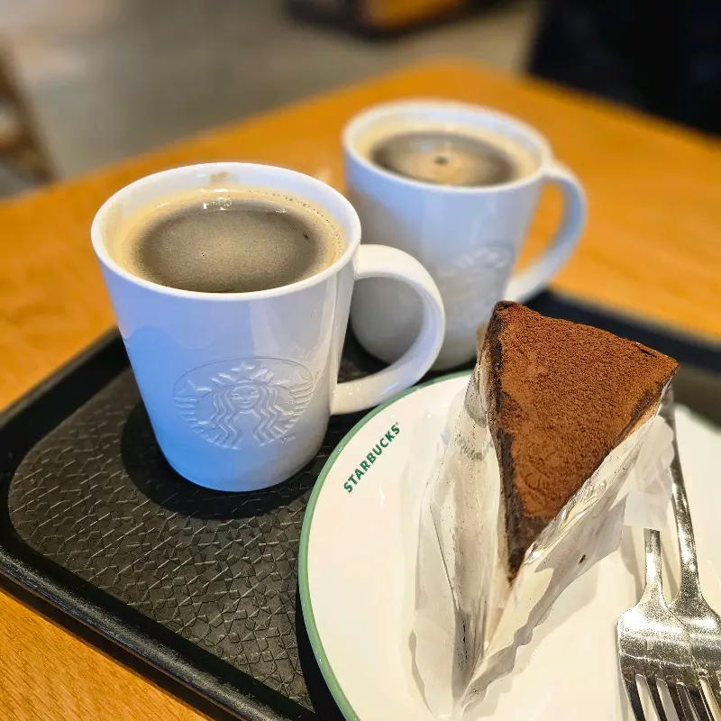 더블 에스프레소 크림 라떼와 초콜릿 케이크