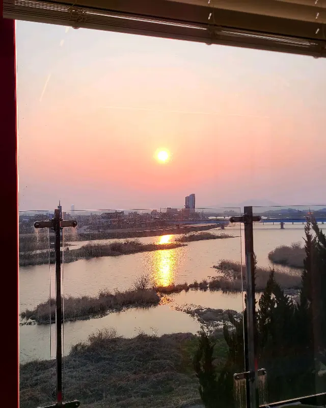 창밖으로 보이는 노을