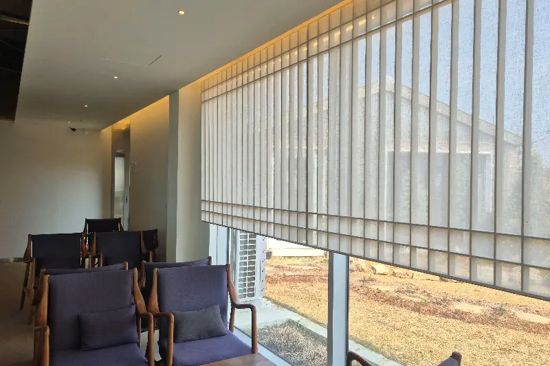 창살 문양의 블라인드