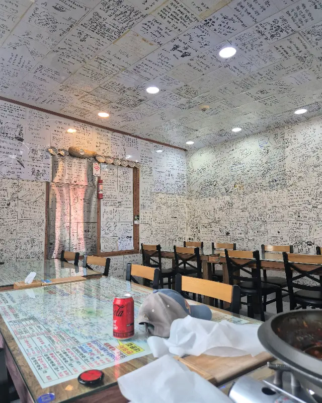 벽면 가득한 손님들의 메시지