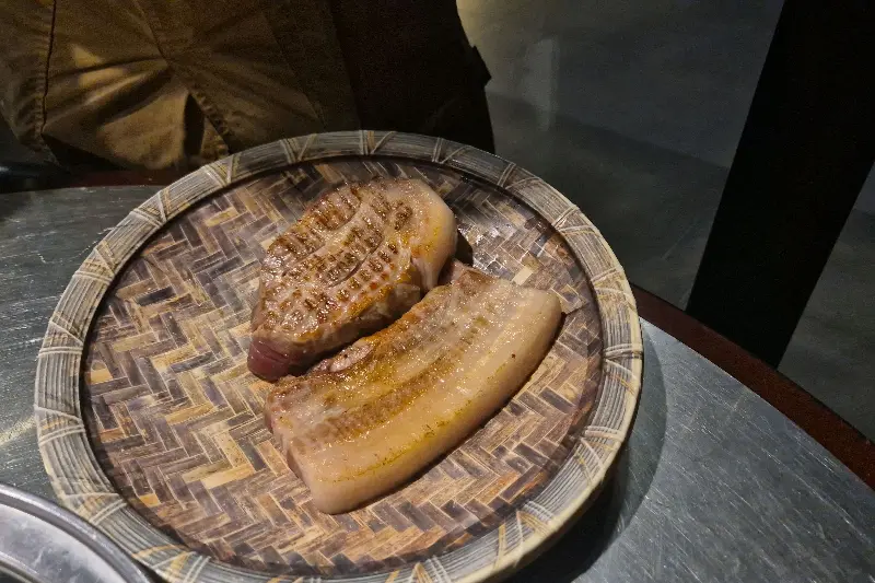 초벌되어 나온 흑돼지