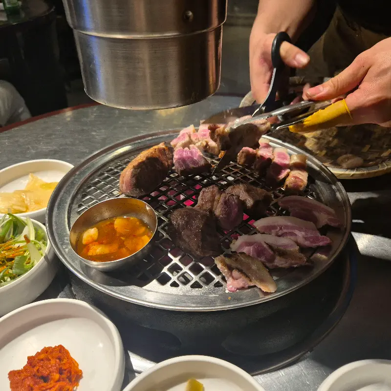 두툼한 흑돼지 오겹살