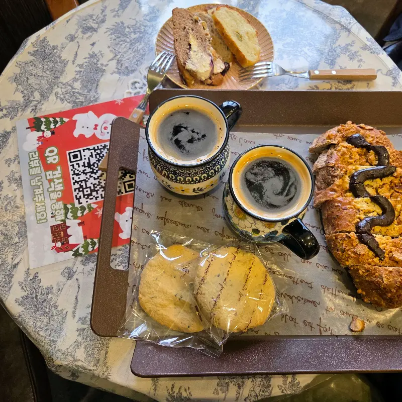 테이블 위에 놓인 빵과 커피.