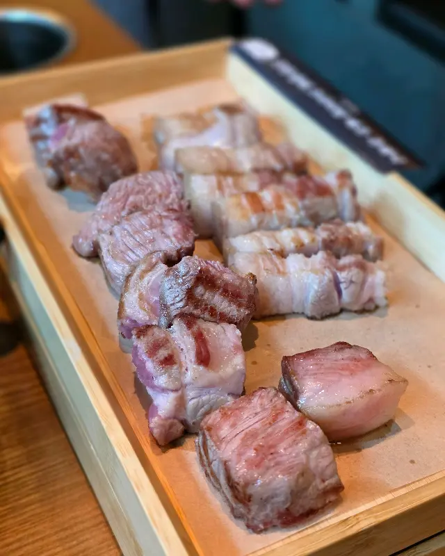 두툼한 흑돼지 오겹살