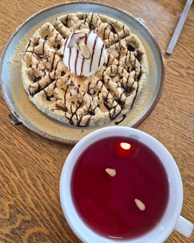 테이블 위에 놓인 인절미 와플과 꽃차