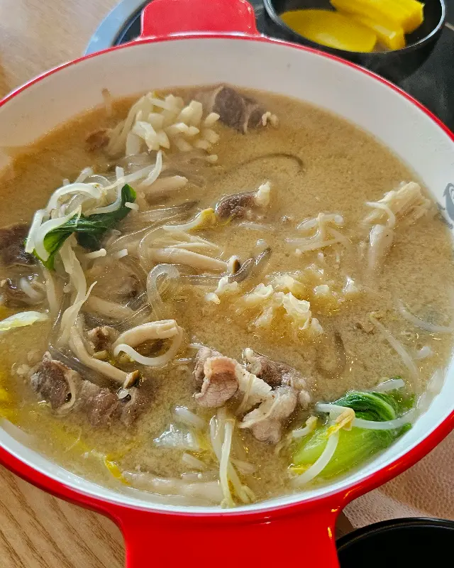 테이블 위에 놓인 마라탕