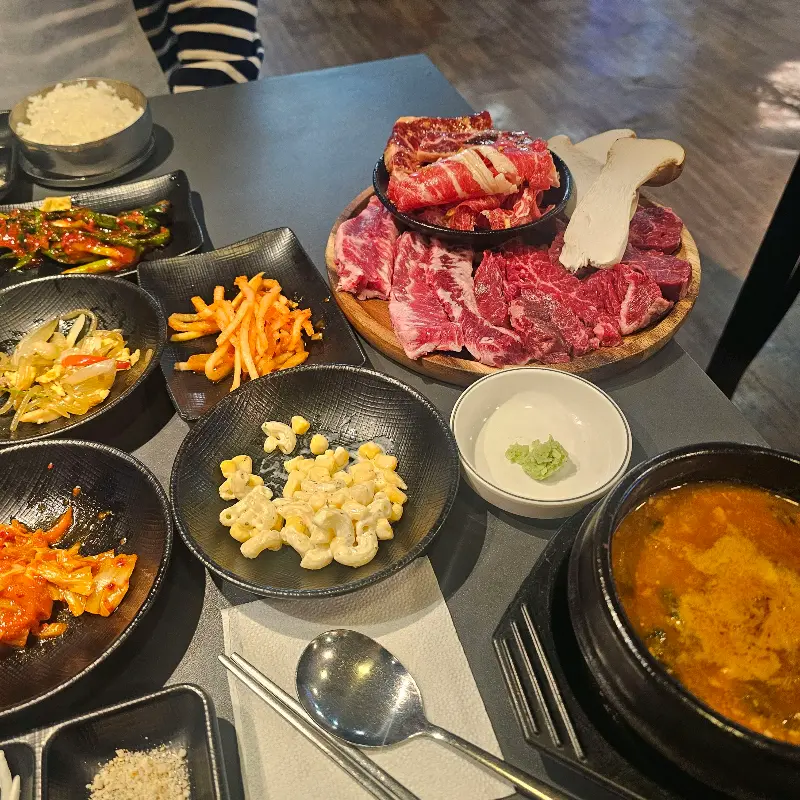 푸짐하게 차려진 한 상