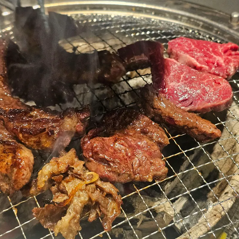 숯불 위에서 익어가는 고기